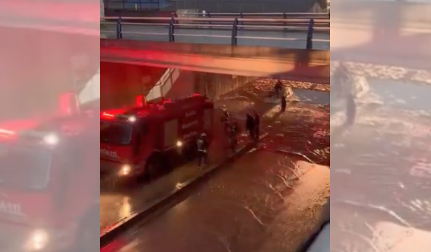 Elazığ'da Alt Geçit Suyla Doldu: Mahsur Kalan Vatandaşları İtfaiye Kurtardı