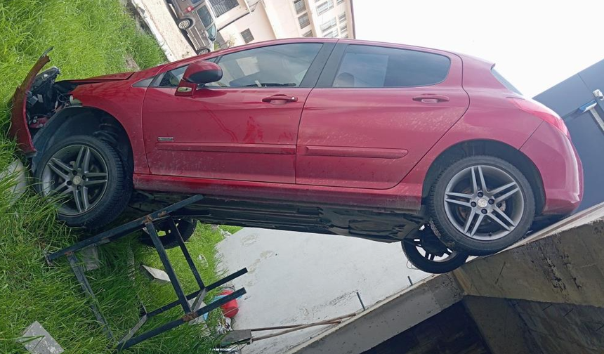 Şarampole Uçan Otomobil Dik Kaldı: 1 Yaralı