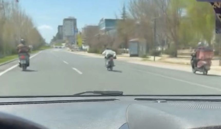 Canını Hiçe Sayıp Motosikleti Üzerine Uzanarak Sürdü