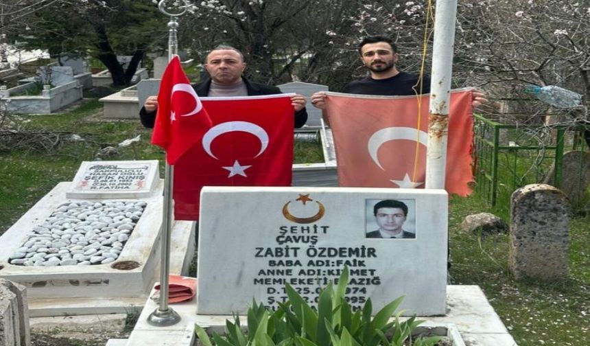 Elazığ'da Şehitlikteki Bayraklar Değiştirildi