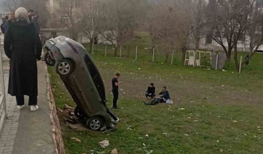 Elazığ'da Otomobil Şarampole Uçtu: 1 Yaralı