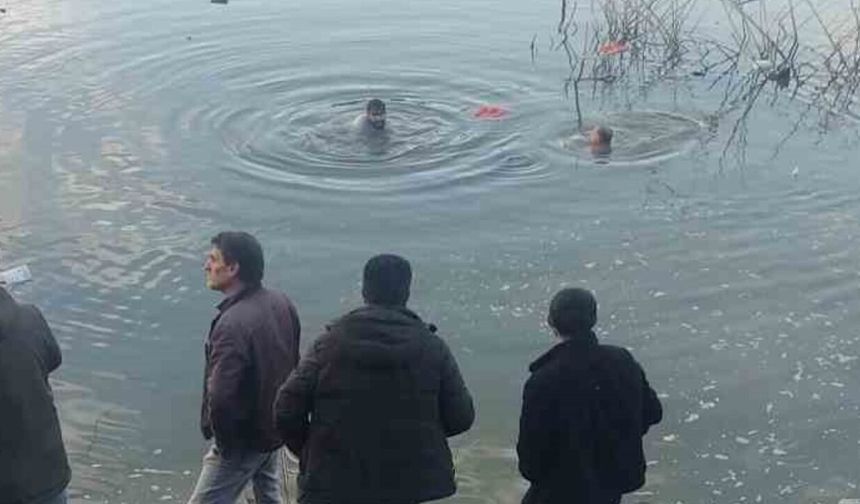 Baraj Gölüne Uçan Otomobildeki Sürücüyü Ekipler Kurtardı