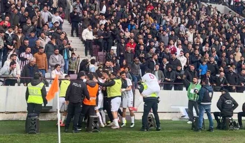 Elazığsporlu Futbolcu Gol Sevincini Polisle Yaşadı