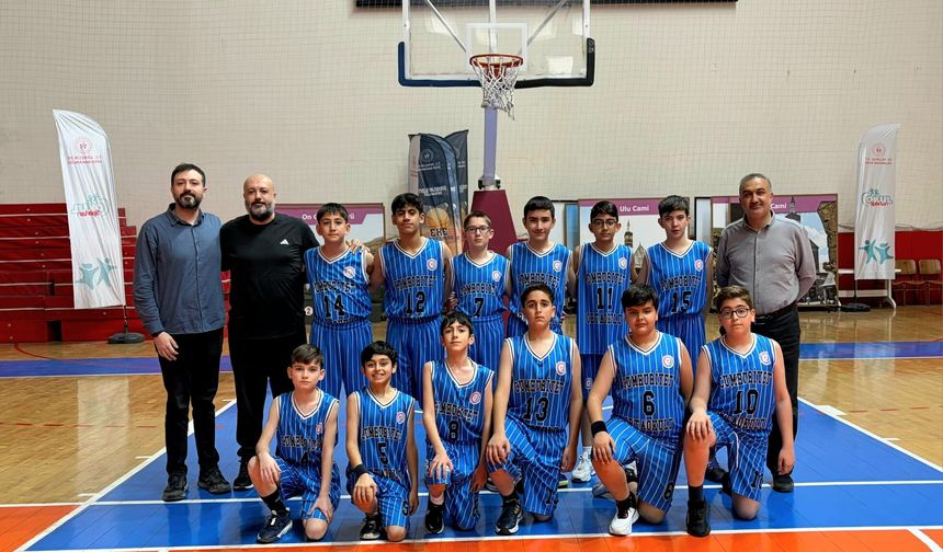 Elazığ Cumhuriyet Ortaokulu Basketbol Takımı Namağlup Bölge Şampiyonu