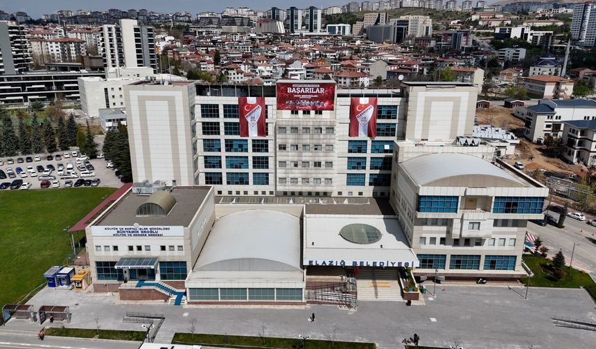 Elazığ Belediye Binasında Bordo-Beyaz Aşkı