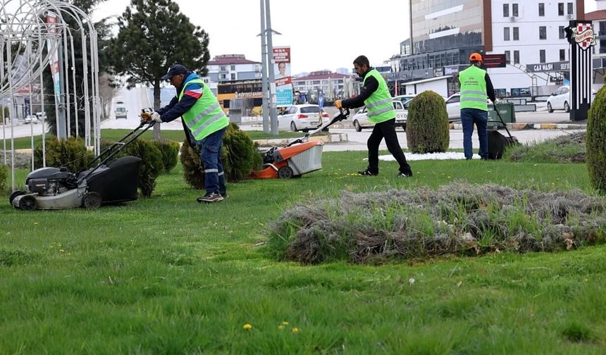 Yeşil Alanlarda Temizlik Çalışmaları Sürüyor