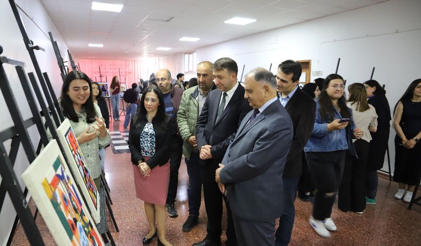 Fırat Üniversitesi’nde “Tekstilde Bauhaus Yansımaları” Sergisi Sanatseverlerle Buluştu
