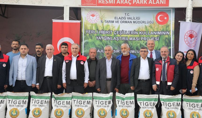 Elazığ’da Yerli Hibrit Silajlık Mısır Tohumları Üreticilere Teslim Edildi