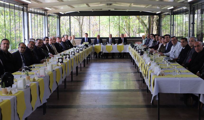 Hazar Gölü Kıyısında Senato Toplantısı