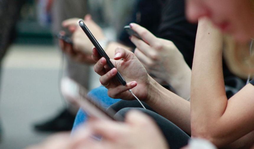 Ekrana Eğilen Nesil: Telefon Boynu Sendromu Tehlikesi
