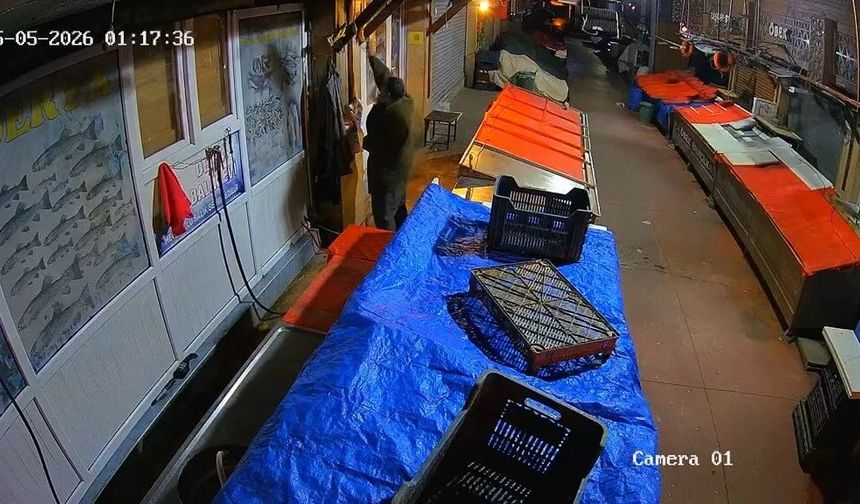 Balıkçı Dükkanında Asılı Masat ve Kancayı Alıp Götürdü