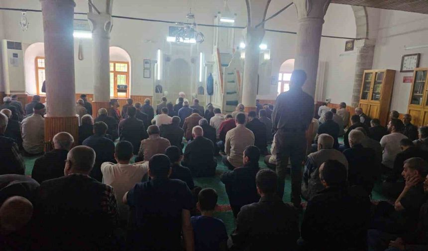 Bayramın üçüncü gününde, vatandaşlar cuma namazında camileri doldurdu