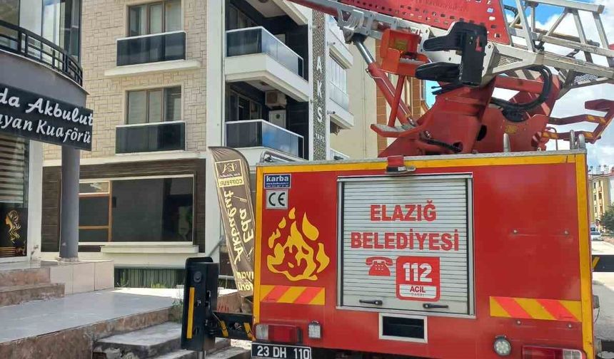 Cam arasına sıkışan güvercin kurtarıldı