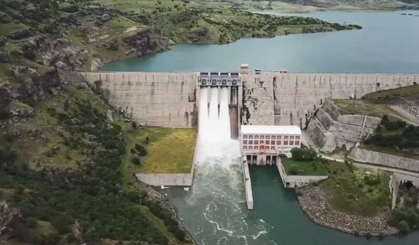 Elazığ'da bir barajın daha kapakları açıldı
