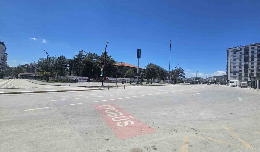 Elazığ'da cadde ve sokaklar boş kaldı