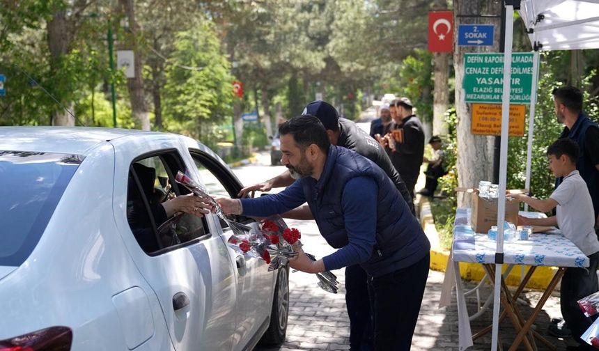 Elazığ'da mezarlığa giden vatandaşlara karanfil dağıtıldı