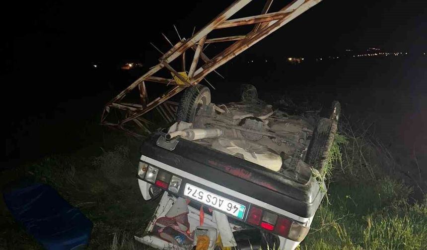 Elektrik Direğine Çarpan Otomobil Ters Döndü