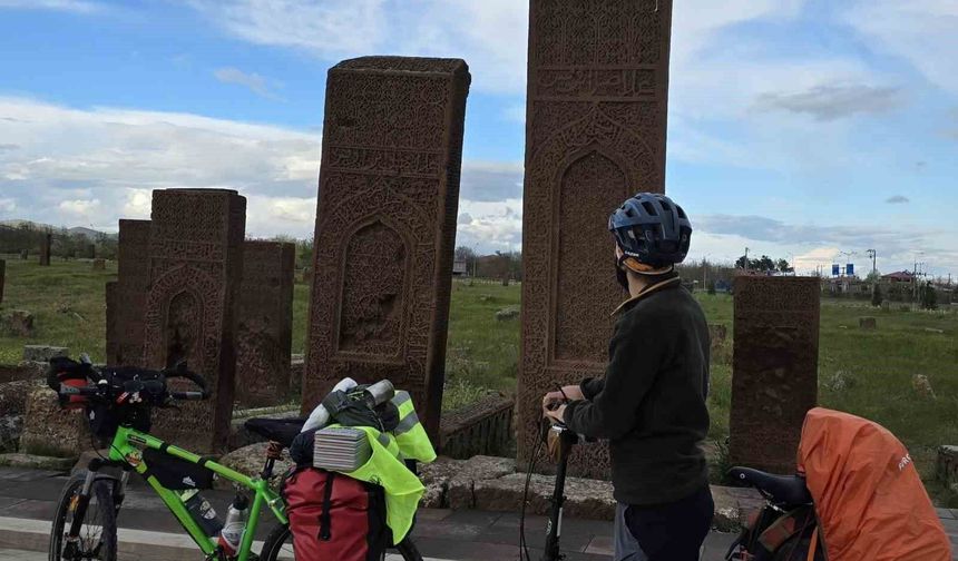 İki öğretmenden Van Gölü çevresinde 423 kilometrelik bisiklet turu
