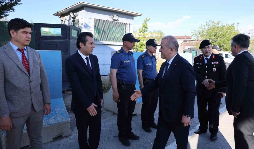 Vali Hatipoğlu, görevi başındaki personellerle bayramlaştı