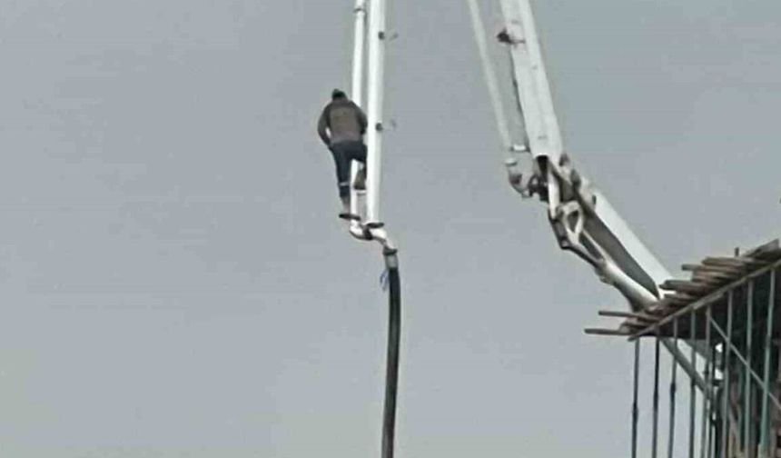 Beton Pompasının Üzerinde Metrelerce Yüksekliğe Çıkan İşçi, Canını Hiçe Saydı