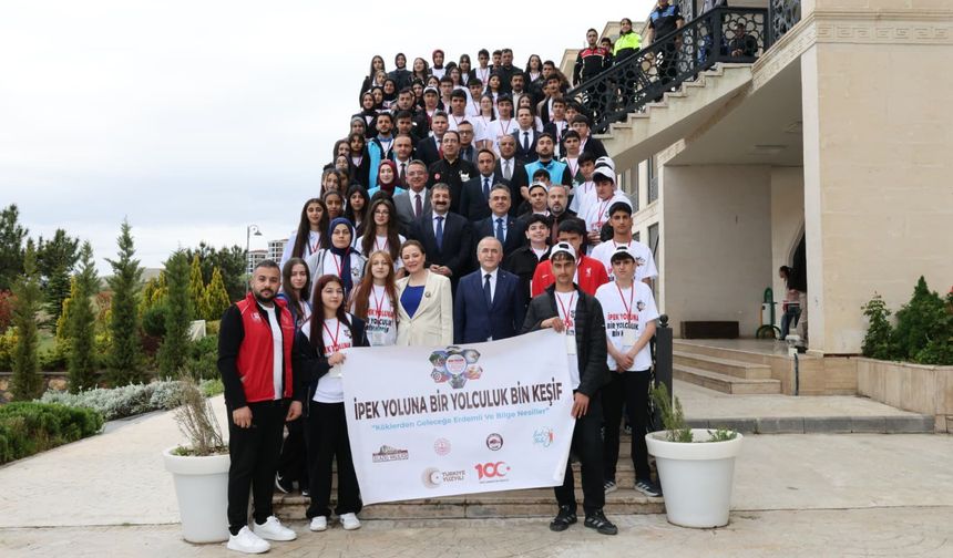 Vali Hatipoğlu Öğrencilerle “İpekyolu’na Bir Yolculuk, Bin Keşif” Programında Buluştu