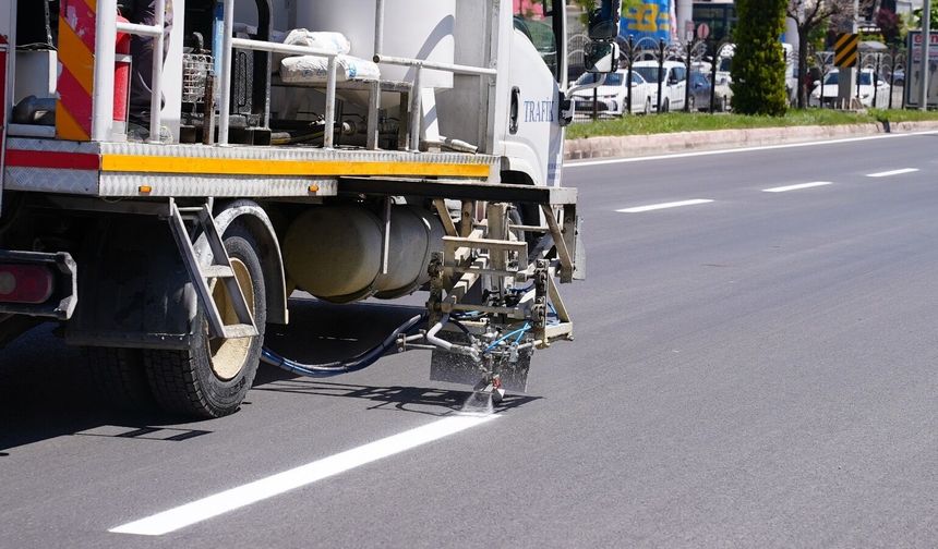 Elazığ Belediyesi; Yol Çizgi, Yaya Çizgisi ve İşaret Çalışmaları Gerçekleştiriyor