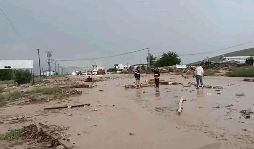 Elazığ-Tunceli yolu sel nedeniyle ulaşıma kapandı