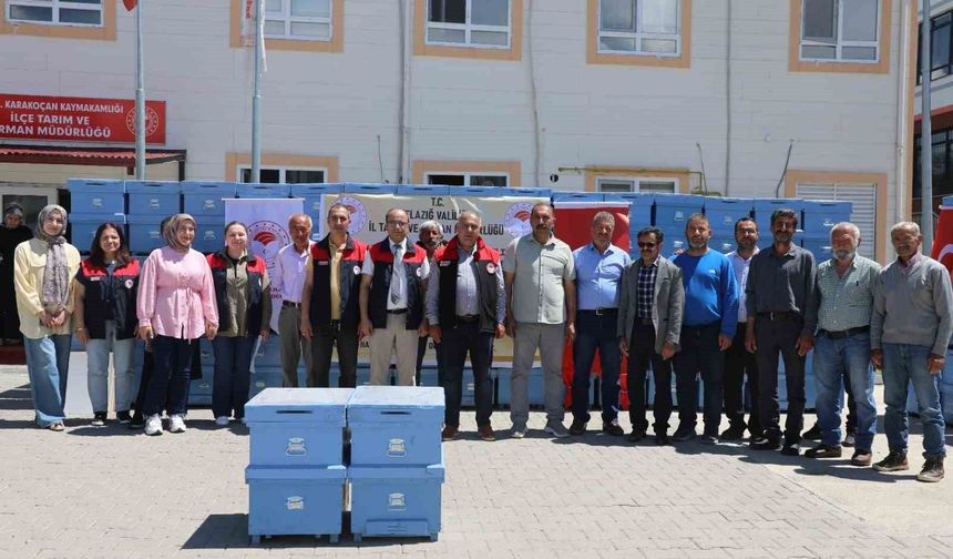 Elazığ'da 15 Arı Yetiştiricisine 150 Adet Kovan Dağıtıldı