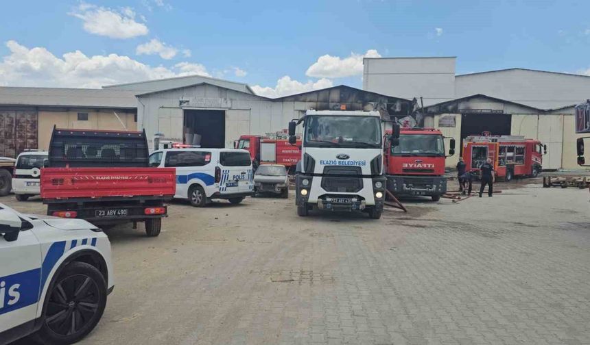 Elazığ'da Depo Yangını Söndürüldü