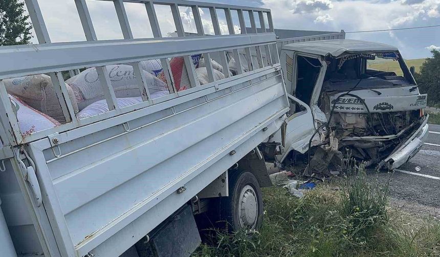 Elazığ'da Kamyonetler Çarpıştı: 2 Yaralı