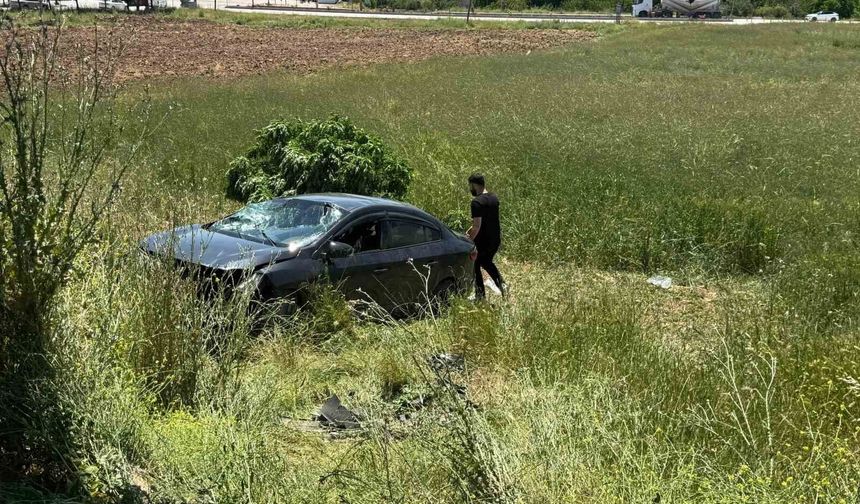 Elazığ'da otomobil tarlaya uçtu: 3 yaralı