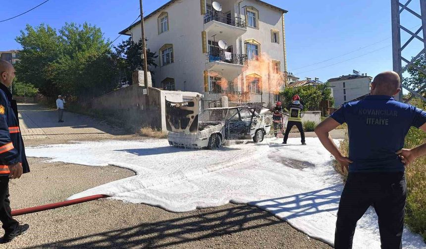 Elazığ'da yanan araç küle döndü