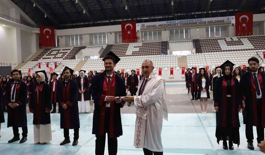 Fırat Üniversitesi Tıp Fakültesi 38. dönem mezunlarını uğurladı