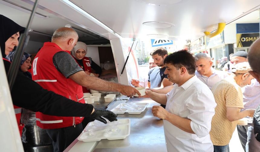 Elazığ'da Vatandaşlara Aşure İkramı