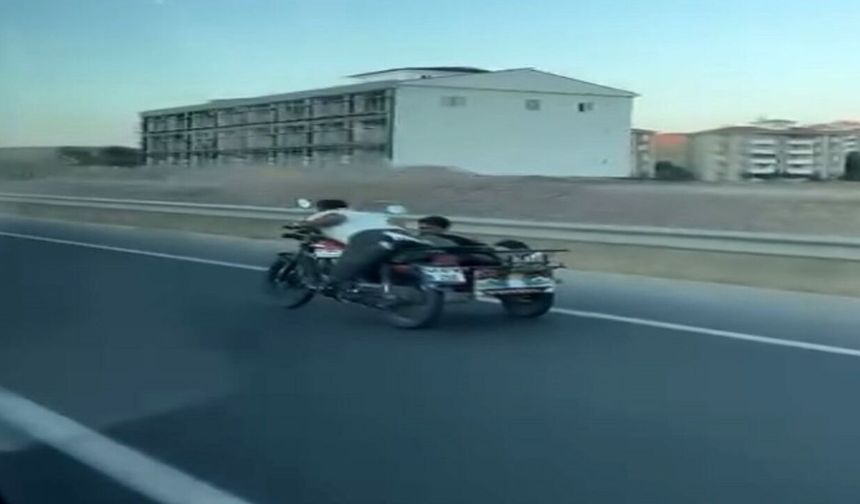 Motosikletin Üzerine Uzandı: Hem Kendi Hem de Arkadaşının Canını Hiçe Saydı