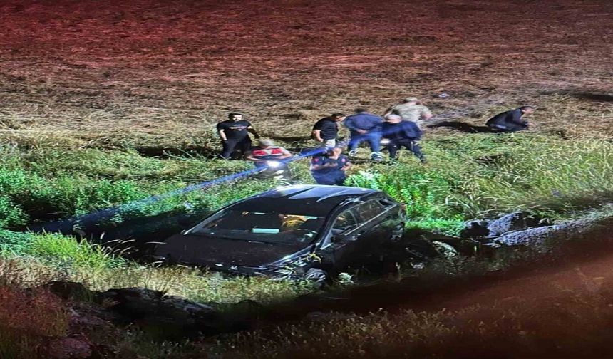 Elazığ'da kontrolden çıkan cip köprüden dereye uçtu: 3 yaralı