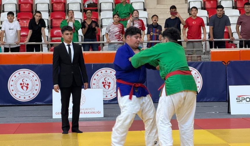 Düzce’de Kuraş Zirvesi: Türkiye Şampiyonu ve İkincisi Elazığ’dan