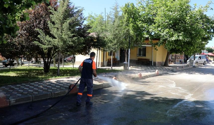 Elazığ Belediyesi, Hicret Mahallesi’nde Kapsamlı Temizlik Çalışması Gerçekleştirdi