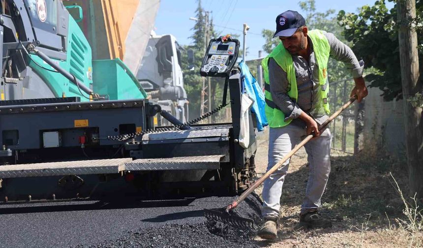 Asfalt İşçilerinin Kavurucu Sıcakta Mesaisi Sürüyor