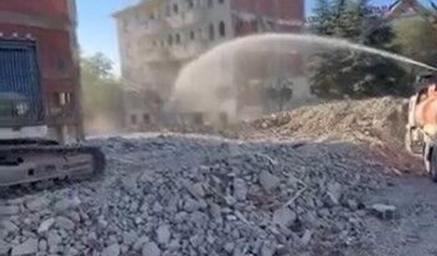 Elazığ'da 5 Katlı Bina Korna Sesi ile Yıkıldı