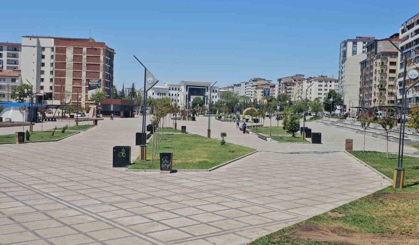 Elazığ'da Kavurucu Sıcaklardan Dolayı Cadde ve Sokaklar Boş Kaldı