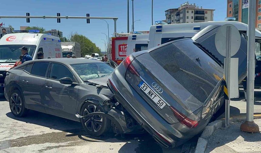 Elazığ'da Otomobiller Çarpıştı: 5 Yaralı