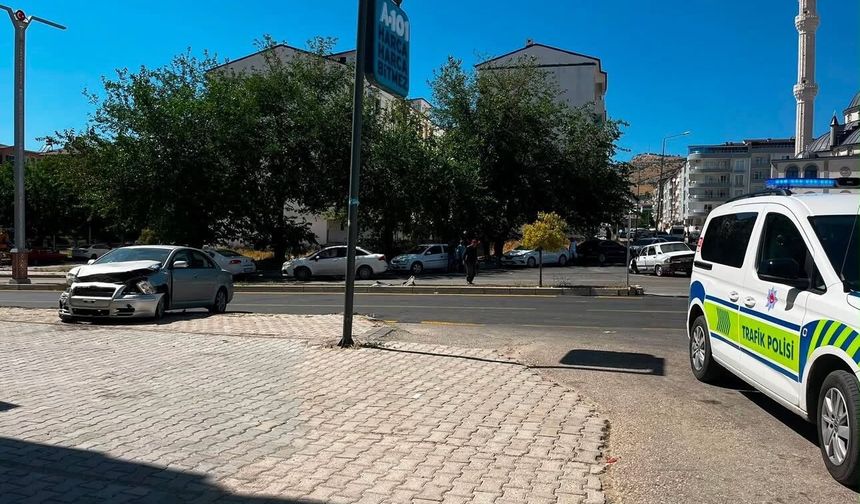 Elazığ'da Trafik Kazası: 3 Yaralı