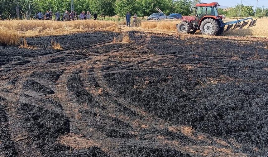 Elazığ'daki Ekili Tarlada Çıkan Yangın Ekiplerce Söndürüldü