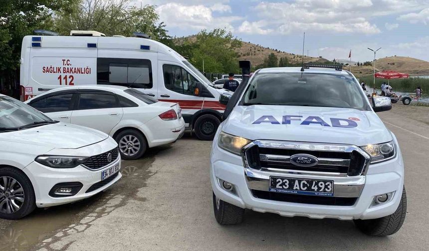 Hazar Gölü'nde gezi teknesi battı: 7 kişi kurtarıldı