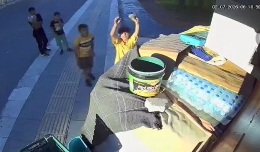 Büfe Kapalı Olunca Aldıkları Suyun Parasını Kameraya Gösterip Bıraktılar