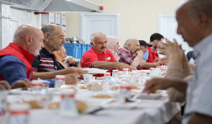 Türk Kızılay'dan Huzurevi Sakinlerine Anlamlı Ağırlama