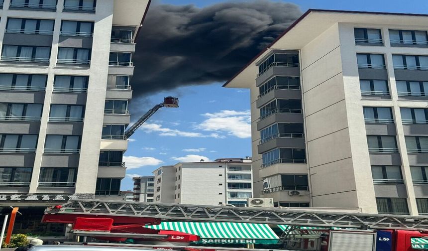 Elazığ'da Binanın Çatısında Yangın Çıktı