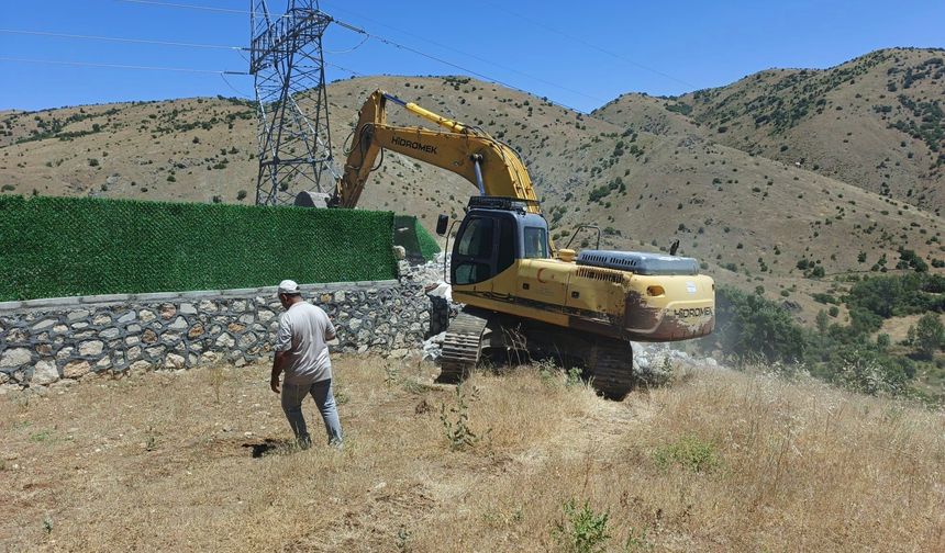 Elazığ'da Mera Arazisindeki Kaçak Yapılar Yıkıldı