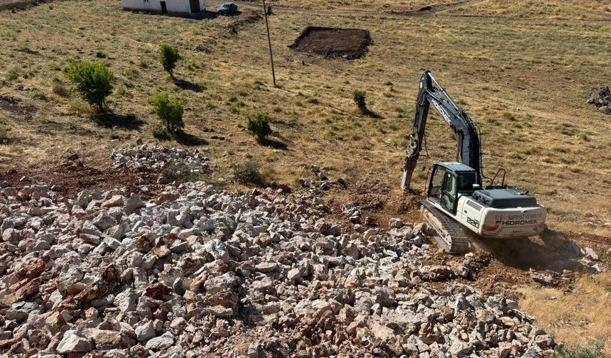 Çataklı Köyü’nde İstinat Duvarı Çalışmaları Sürüyor